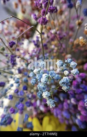 Dettaglio di mazzi di fiori freschi, decorazione con piante Foto Stock