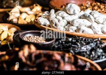 Una vasta gamma di ciotole in legno traboccanti con un assortimento di frutta secca, frutta secca e spezie Foto Stock