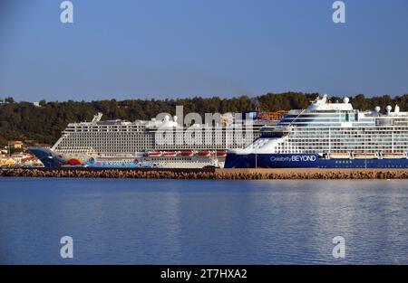 Norwegian Cruise Lines (NCL) Peter Max Painted Norwegian Breakaway e Celebrity Cruises 'Celebrity Beyond' ormeggiate nel porto di Katakolon. Foto Stock