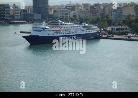 "Aqua Jewel" il traghetto passeggeri/auto Seajets Ferries ormeggiato nel porto del Pireo (la porta di Atene) in Grecia, UE. Foto Stock