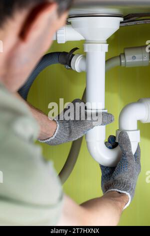 cucina sotto lavello con tubo di scarico di plastica di raccordo Foto stock  - Alamy