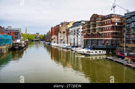 Vista del porto galleggiante di Bristol, guardando a nord dal Redcliffe Bascule Bridge. Bristol, Inghilterra, Regno Unito. Foto Stock