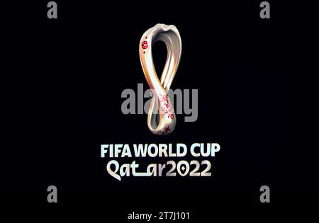 Foto del file datata 01-04-2022 del logo della Coppa del mondo FIFA 2022 del Qatar. La FIFA sta affrontando nuovi appelli a intraprendere "azioni urgenti e concrete” per porre rimedio agli abusi subiti dai lavoratori migranti della Coppa del mondo in Qatar. Data di emissione: Giovedì 16 novembre 2023. Foto Stock