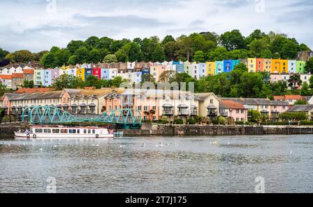 Il Poole's Wharf è uno sviluppo residenziale ricercato intorno al porticciolo di Poole's Wharf. Le case colorate di Clifton sono viste sopra. Bristol, Regno Unito. Foto Stock