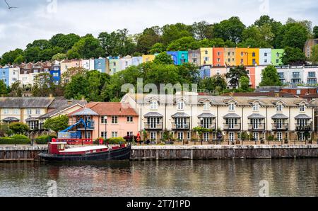 Il Poole's Wharf è uno sviluppo residenziale ricercato vicino al porticciolo di Poole's Wharf. Le case colorate di Clifton sono viste sopra. Bristol, Regno Unito. Foto Stock