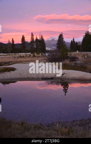 Una vista mozzafiato di un maestoso cielo al tramonto che si riflette su un tranquillo corpo d'acqua, il Parco Nazionale di Yosemite Foto Stock