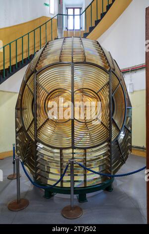 Faro di Portland, Portland Bill, Dorset, Inghilterra, lente Fresnel originale per faro costruito nel 1906 per guidare le navi destinate a Portland e Weymouth Foto Stock