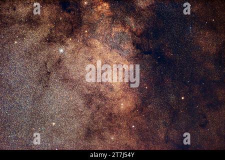 Questa è una cornice dello Scutum Starcloud nella via Lattea, con il luminoso e ricco Wild Duck Cluster, noto anche come Messier 11, incorporato nello Starcloud at u Foto Stock