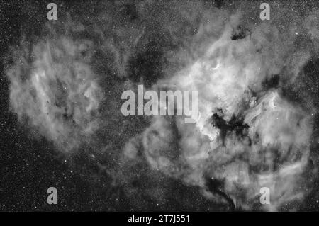 Questa è una cornice di una serie di nebulose di emissione nel Cygnus: La luminosa Nebulosa del Nord America (NGC 7000) a destra, e a destra, il Pelican Foto Stock