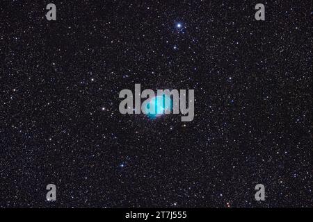 Messier 27, la Nebulosa di Dumbbell, in Vulpecula, un superbo esempio di nebulosa planetaria e uno degli oggetti più noti e ampiamente osservati nella sua cla Foto Stock