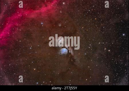 Le nebulose a riflessione blu polverose Messier 78 (in basso) e NGC 2071 (in alto) in Orion vicino all'arco rosso del Barnard's Loop a sinistra. Un riflesso a ventaglio Foto Stock