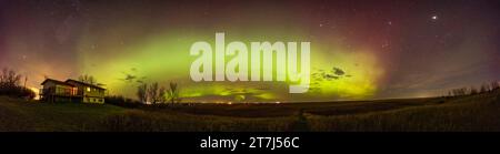 Un panorama della grande aurora del 20/21 ottobre 2023, da casa nell'Alberta meridionale. L'aurora colorava gran parte del cielo, ma era più prominente come un Foto Stock
