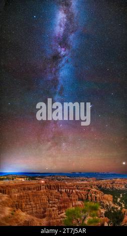 Questa è la via Lattea autunnale dell'emisfero settentrionale da Auriga (in fondo) a Cygnus (in cima, allo Zenit) che sale a nord-est sopra l'hoodoo f Foto Stock