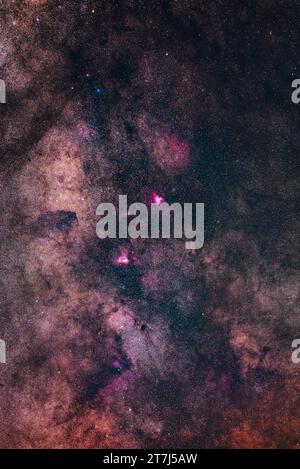 Questa è una cornice della ricca collezione di nebulose, ammassi stellari e nubi stellari nella regione della via Lattea Tghe dal Sagittario settentrionale (in basso) Foto Stock