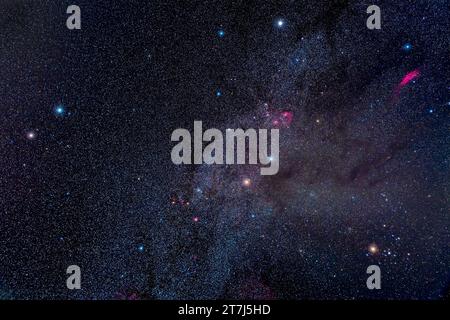 Una cornice delle costellazioni del cielo invernale settentrionale di Gemini (a sinistra), Auriga (in alto) e Tauro (in basso a destra). Il gruppo di stelle Messier M35 in Gemini, Foto Stock