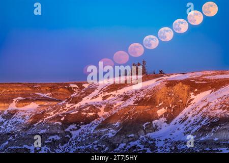 The Rising Full 'Wolf' Moon del 6 gennaio 2023 sulle Badlands dell'Horseshoe Canyon, vicino a Drumheller, Alberta. La sequenza mostra le modifiche Foto Stock