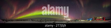 Un panorama a 270° dell'aurora boreale e delle tende dell'aurora boreale attraverso il cielo meridionale, il 22 febbraio 2023, dai terreni della Churchill Northern S. Foto Stock
