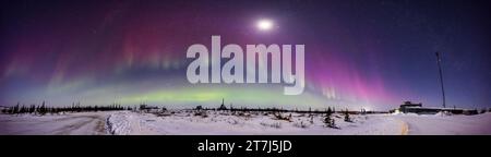 Un panorama a 220° di un'aurora più luminosa ma colorata in una notte Kp6 del 26 febbraio 2023, dal Churchill Northern Studies Centre, Churchill, Manitoba, Foto Stock