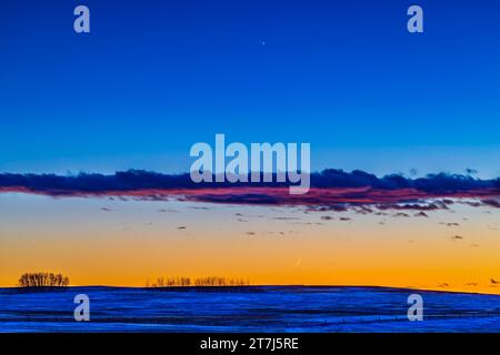 Venere in stretta collaborazione con il dimmer Saturno al crepuscolo serale del 22 gennaio 2023. Erano a 22 minuti di distanza stasera. L'1-day-ol Foto Stock