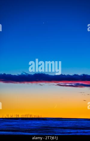 Venere in stretta collaborazione con il dimmer Saturno al crepuscolo serale del 22 gennaio 2023. Erano a 22 minuti di distanza stasera. L'1-day-ol Foto Stock