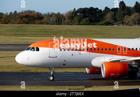 Airbus A320-214 presso l'aeroporto di Birmingham, Regno Unito (OE-IZJ) Foto Stock