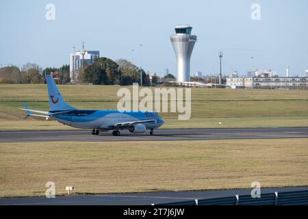 TUI Boeing 737-8K5 decollo all'aeroporto di Birmingham, Regno Unito (G-TAWS) Foto Stock