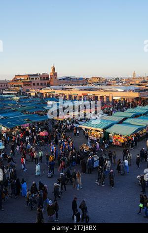 MARRAKESH, MAROCCO - 28 GENNAIO 2023: Vista su Jemaa el-Fnaa nella medina della città africana, cielo azzurro nelle calde giornate invernali - verticale Foto Stock