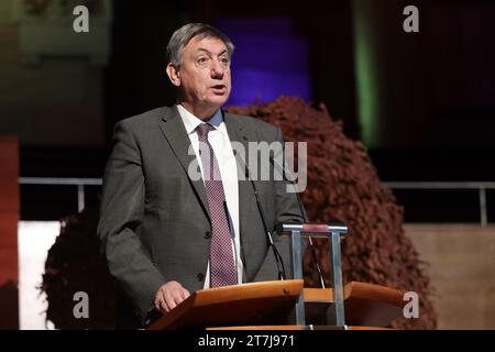 Wuppertal, Germania. 16 novembre 2023. Il primo ministro fiammingo Jan Jambon interviene al "Circular Valley Forum", un congresso sull'economia circolare e la costruzione sostenibile nello storico Wuppertal Stadthalle. Credito: David Young/dpa/Alamy Live News Foto Stock