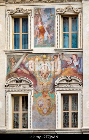 Decorazioni manieriste sulla facciata del Palazzetto di Tizio da Spoleto in Piazza Sant'Eustachio, Roma, Italia Foto Stock