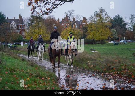 Wimbledon London, Regno Unito. 16 novembre 2023. Cavalieri a cavallo su un Wimbledon Common, a sud-ovest di Londra, in una mattinata fredda e umida, dato che le temperature hanno iniziato a calare con l'avvicinarsi dell'inverno. Crediti: amer ghazzal/Alamy Live News Foto Stock