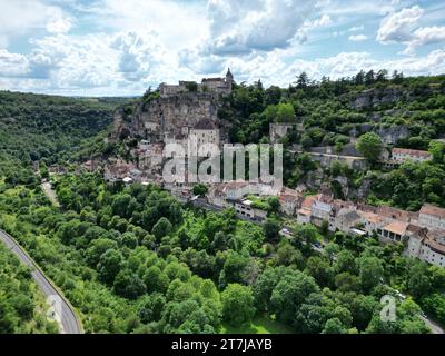 Rocamadour France, drone del villaggio sulla scogliera, aereo Foto Stock