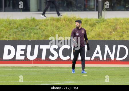 16 novembre 2023, Assia, Francoforte sul meno: Calcio: Nazionale, allenamento in vista delle partite internazionali contro Turchia e Austria. Ilkay Gündogan entra nel campo di allenamento. Foto: Jürgen Kessler/dpa - NOTA IMPORTANTE: In conformità alle norme della DFL German Football League e della DFB German Football Association, è vietato utilizzare o far utilizzare fotografie scattate nello stadio e/o della partita sotto forma di serie di immagini sequenziali e/o di foto simili a video. Foto Stock