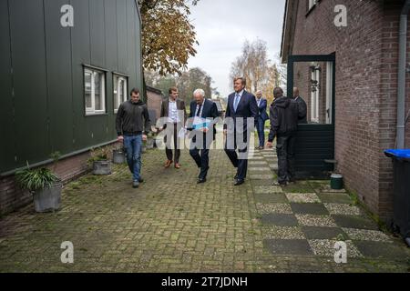 STOLWIJK - Re Willem-Alexander, insieme al Ministro uscente Piet Adema (Agricoltura, natura e qualità alimentare), visita un allevatore colpito dal virus della febbre catarrale degli ovini. Le aziende sono infettate dal virus della febbre catarrale degli ovini ogni giorno. ANP JEROEN JUMELET netherlands Out - belgium Out Foto Stock