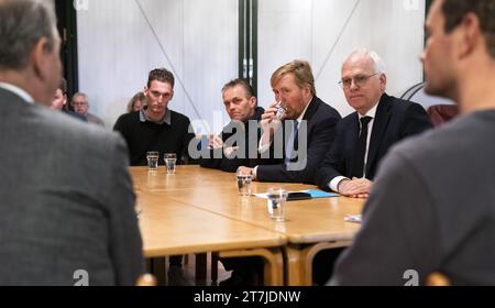 STOLWIJK - Re Willem-Alexander, insieme al Ministro uscente Piet Adema (Agricoltura, natura e qualità alimentare), visita un allevatore colpito dal virus della febbre catarrale degli ovini. Le aziende sono infettate dal virus della febbre catarrale degli ovini ogni giorno. ANP JEROEN JUMELET netherlands Out - belgium Out Foto Stock