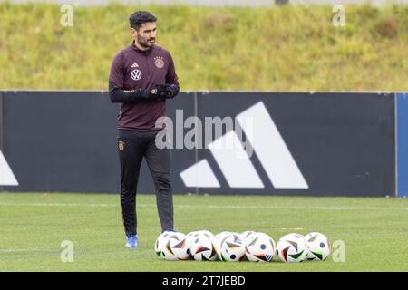 16 novembre 2023, Assia, Francoforte sul meno: Calcio: Nazionale, allenamento in vista delle partite internazionali contro Turchia e Austria. Ilkay Gündogan entra nel campo di allenamento. Foto: Jürgen Kessler/dpa - NOTA IMPORTANTE: In conformità alle norme della DFL German Football League e della DFB German Football Association, è vietato utilizzare o far utilizzare fotografie scattate nello stadio e/o della partita sotto forma di serie di immagini sequenziali e/o di foto simili a video. Foto Stock