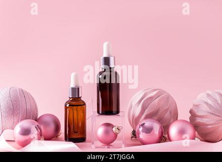 Due bottiglie cosmetiche con un prodotto self-care nella composizione di un nuovo anno di presentazione di un prodotto. Confezionamento flaconi vuoto. Vista frontale. layout Foto Stock