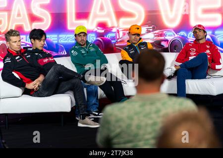 Las Vegas, Stati Uniti. 15 novembre 2023. Pilota tedesco di Formula 1 Nico Hulkenberg del team Haas F1, pilota cinese di Formula 1 Guanyu Zhou del team Alfa Romeo F1, il pilota spagnolo di Formula 1 Fernando Alonso dell'Aston Martin il pilota britannico di Formula 1 Lando Norris della McLaren F1 Team e il pilota spagnolo di Formula 1 Carlos Sainz Jr. della Scuderia Ferrari partecipano a una conferenza stampa durante il Gran Premio di Formula uno di Las Vegas sul Las Vegas Strip Circuit di Las Vegas mercoledì 15 novembre 2023. Foto di Greg Nash/UPI Credit: UPI/Alamy Live News Foto Stock