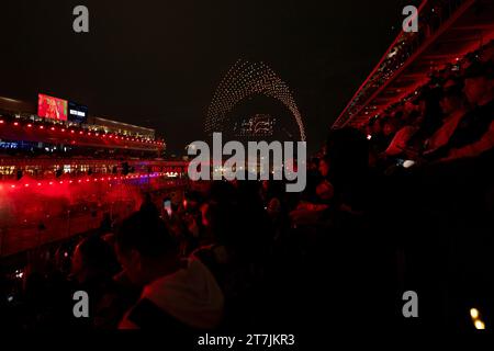 Las Vegas, Stati Uniti. 15 novembre 2023. I droni sono visti sopra durante una cerimonia di apertura del Gran Premio di Formula uno di Las Vegas al Las Vegas Strip Circuit di Las Vegas mercoledì 15 novembre 2023. Foto di Greg Nash/UPI Credit: UPI/Alamy Live News Foto Stock