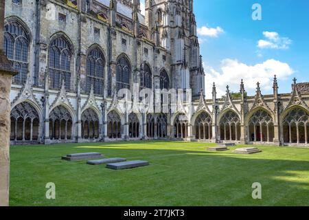 CANTERBURY, GRAN BRETAGNA - 15 MAGGIO 2014: Questo è il chiostro della cattedrale gotica di Canterbury. Foto Stock