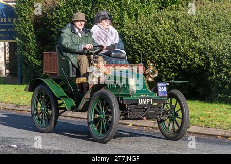 Un'auto verde 1901 Gladiator aperta a due posti che partecipa all'evento di corsa da Londra a Brighton il 5 novembre 2023, West Sussex, Inghilterra, Regno Unito Foto Stock