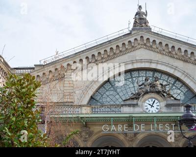 Parigi, Francia - 12 maggio 2023: Facciata anteriore della storica sala d'ingresso della Gare de l'Est Foto Stock