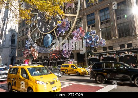 Saks Fifth Avenue si prepara per le festività natalizie, 2023, New York City, USA Foto Stock