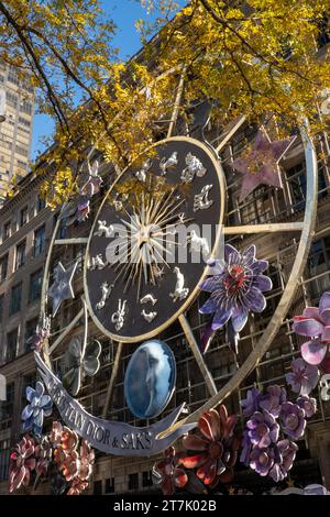 Saks Fifth Avenue si prepara per le festività natalizie, 2023, New York City, USA Foto Stock