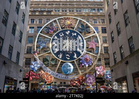 Saks Fifth Avenue si prepara per le festività natalizie, 2023, New York City, USA Foto Stock