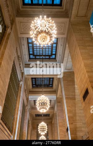 Splendidi lampadari nel Grand Central Terminal, New York City, 2023, USA Foto Stock