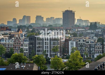 Skyline di Amsterdam, lungomare del fiume Amstel e moderno quartiere finanziario Zuidas sullo sfondo Foto Stock