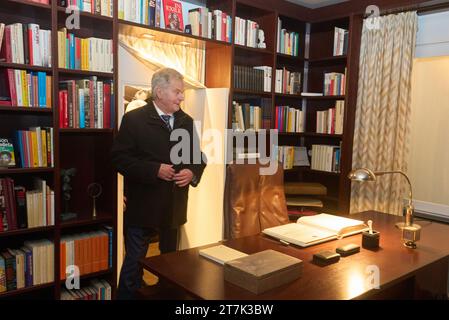 Unkel, Germania. 16 novembre 2023. Il presidente finlandese Sauli Niinistö visita lo studio di Willy Brandt al Willi Brand Forum di Unkel. Steinmeier e Niinistö firmano il Libro d'oro della città di Unkel presso il banco originale di Brandt durante il tour. L'ex cancelliere federale Brandt visse a Unkel am Rhein dal 1979 al 1992. Crediti: Thomas Frey/dpa/Alamy Live News Foto Stock