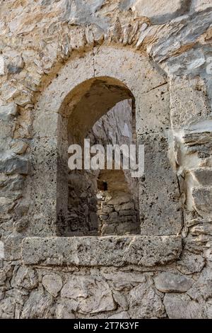 Chiesa sommersa a Dam Zhrebchevo, Bulgaria. Il livello dell'acqua più basso consente di visitare la città. Destinazione sacra della Bulgaria centrale Foto Stock