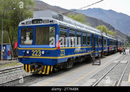 Peruirail Train numero 223, il treno per Machu Picchu nella stazione di Ollantaytambo, Ollantaytambo, Perù, 5 ottobre 2023. Foto Stock