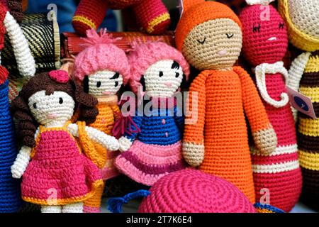 Arte di lana artigianale, giocattoli per bambini in maglia multicolore fatti a mano. Foto Stock